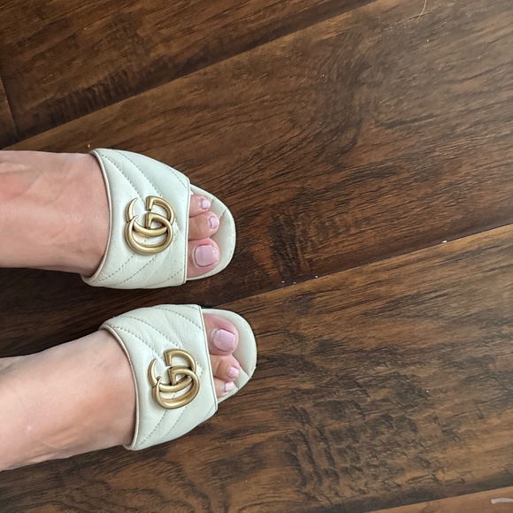 Gucci Cream and Gold Mules with Iconic Design - Picture 5 of 5